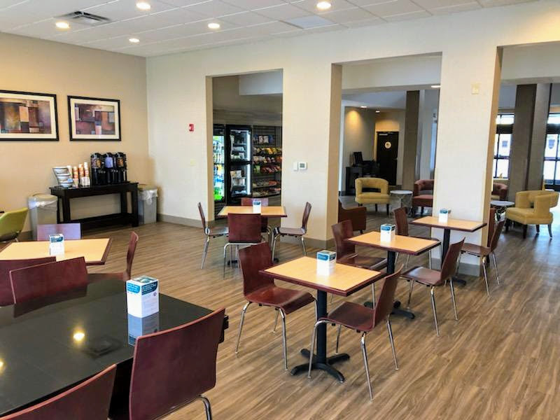 picture of the breakfast area at the clarion pointe harrisonburg. 